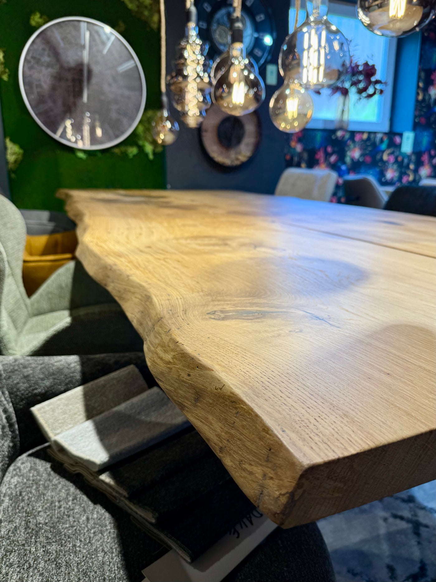 Baumstamm Esstisch Zwolle aus zwei Bohlen Eiche lackiert 270 cm mit V Metall Gestell Blaustahl