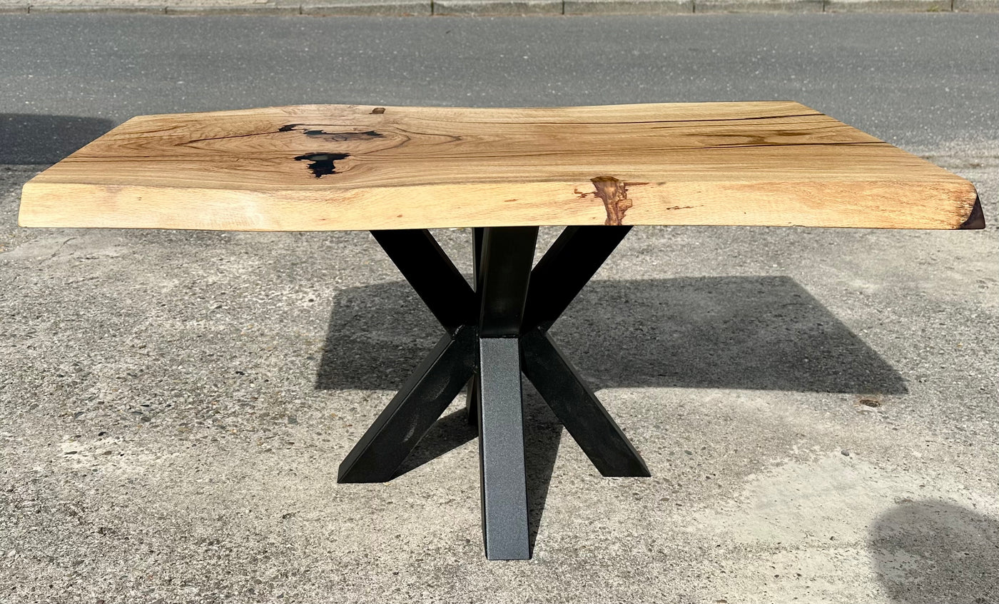 Epoxidharz Couchtisch Gummersbach Eiche massiv 90 cm Massivholz geölt mit Spider Metall Gestell schwarz