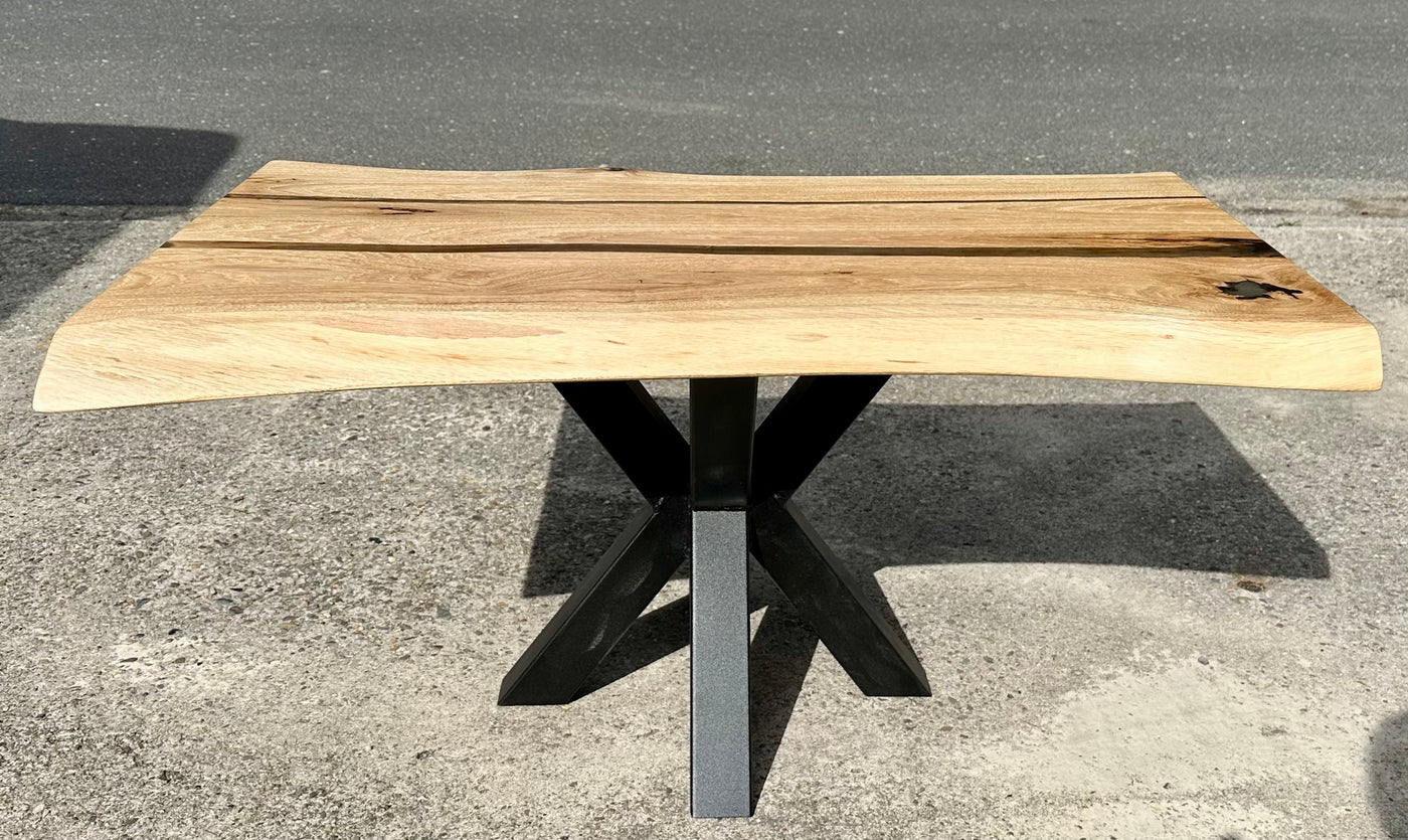 Epoxidharz Couchtisch Lindlar Eiche massiv 90 cm Massivholz geölt mit Spider Metall Gestell schwarz