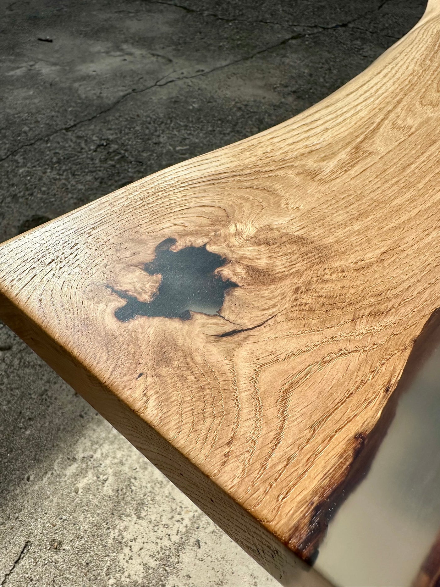 Epoxidharz Couchtisch Lindlar Eiche massiv 90 cm Massivholz geölt mit Spider Metall Gestell schwarz