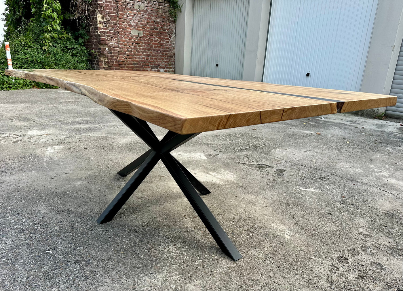 Epoxidharz Esstisch Gummersbach Eiche massiv 200 cm Massivholz geölt mit Spider Metall Gestell schwarz
