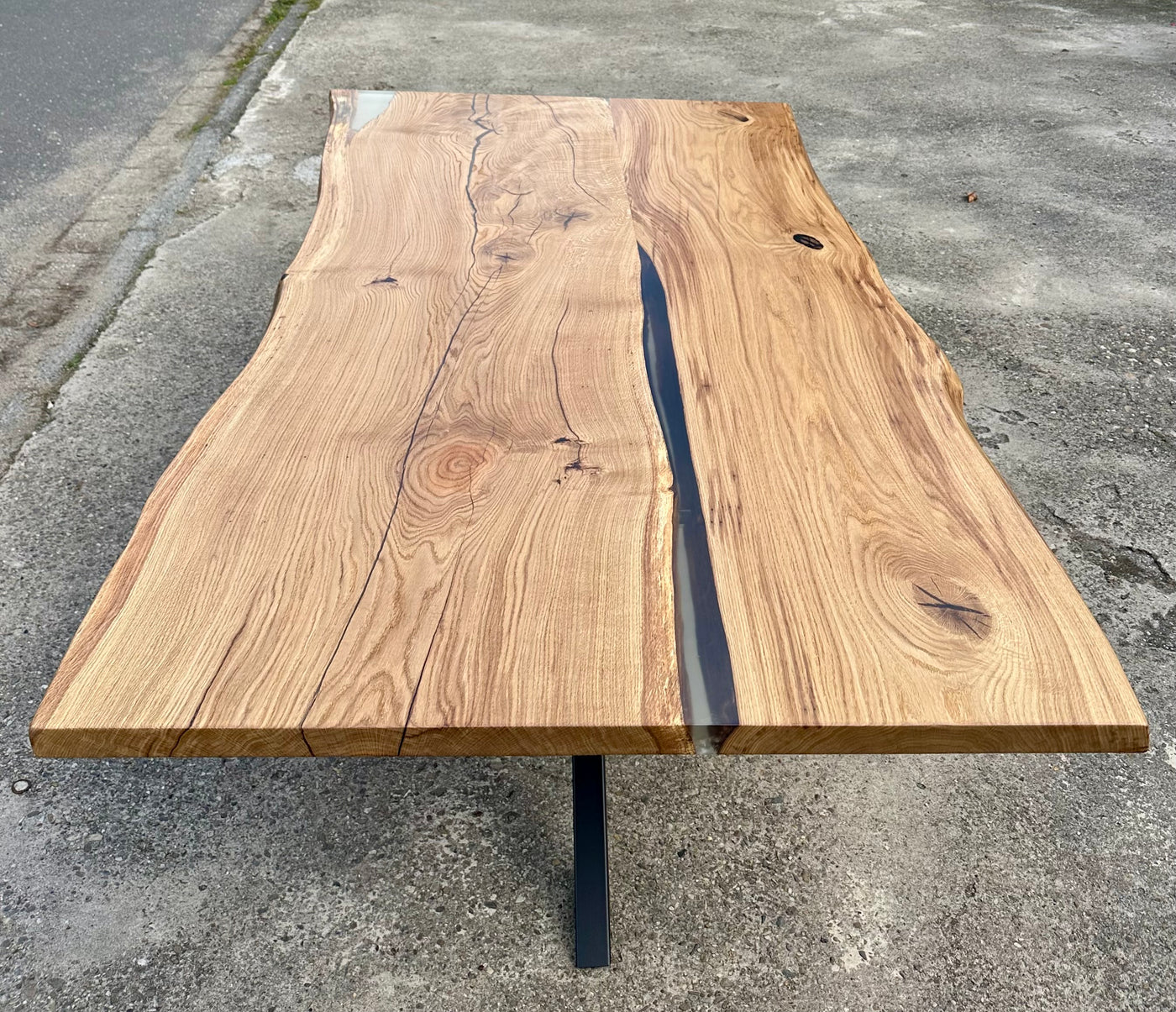 Epoxidharz Esstisch Gummersbach Eiche massiv 200 cm Massivholz geölt mit Spider Metall Gestell schwarz