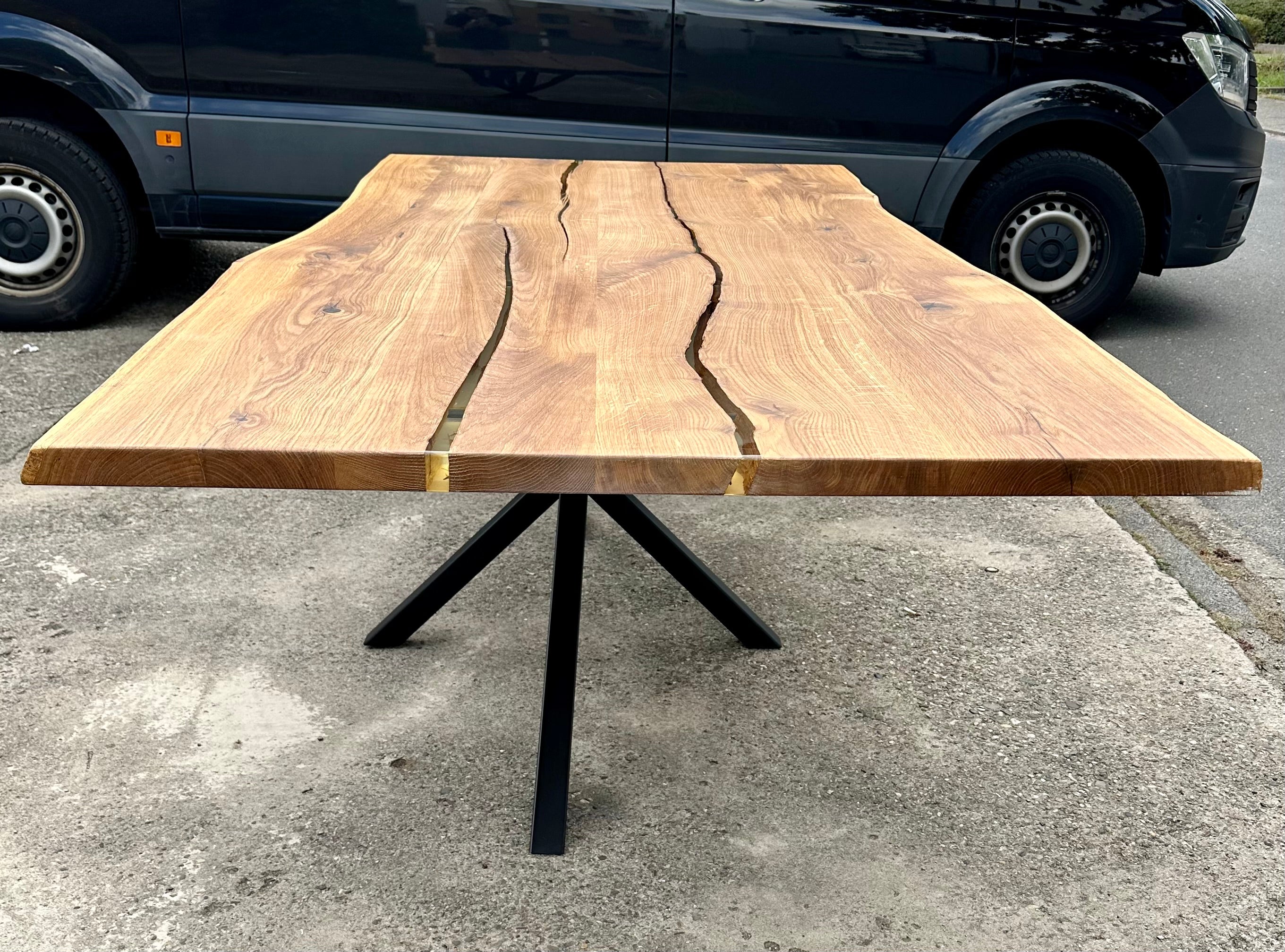 Epoxidharz Esstisch Lindlar Eiche massiv 220 cm Massivholz geölt mit Spider Metall Gestell schwarz