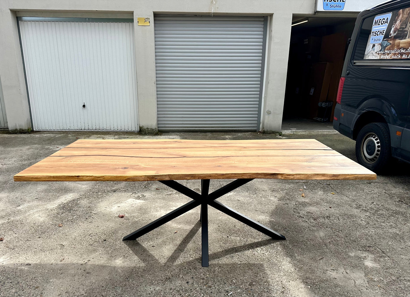 Epoxidharz Esstisch Lindlar Eiche massiv 220 cm Massivholz geölt mit Spider Metall Gestell schwarz
