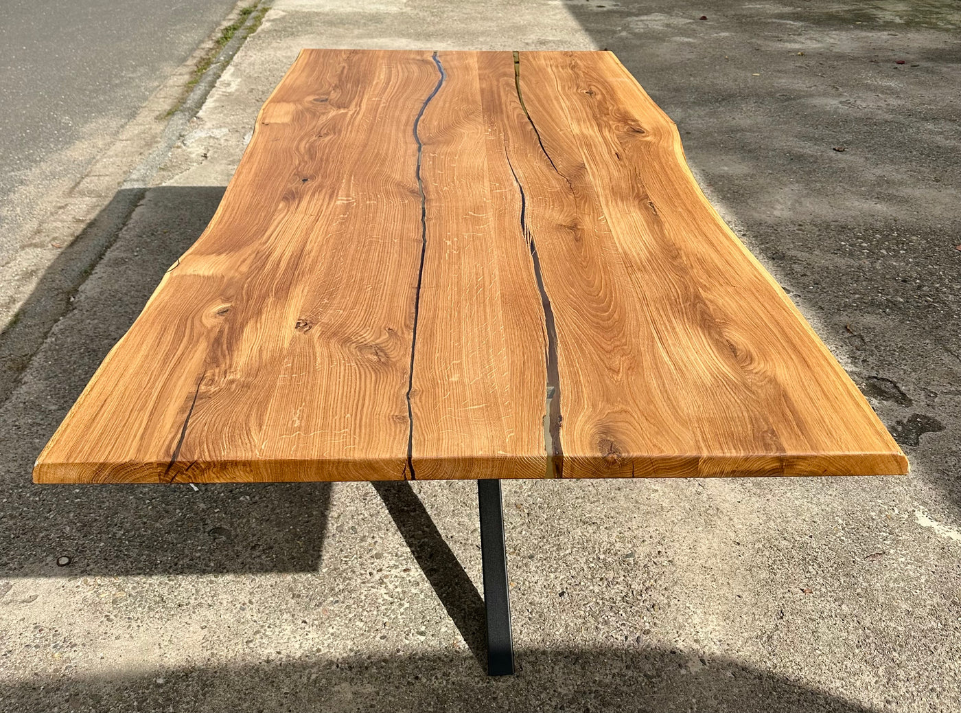 Epoxidharz Esstisch Lindlar Eiche massiv 220 cm Massivholz geölt mit Spider Metall Gestell schwarz