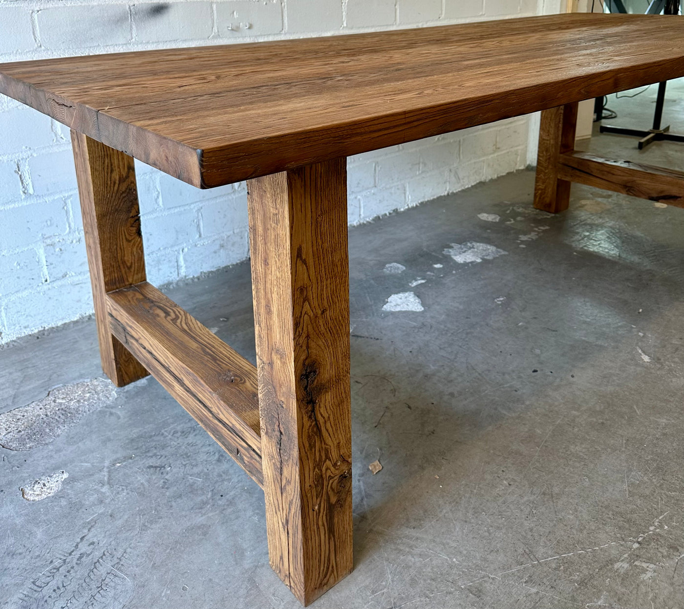 Table à manger chêne rustique 220 cm avec piètement en bois, ensemble brun-noir