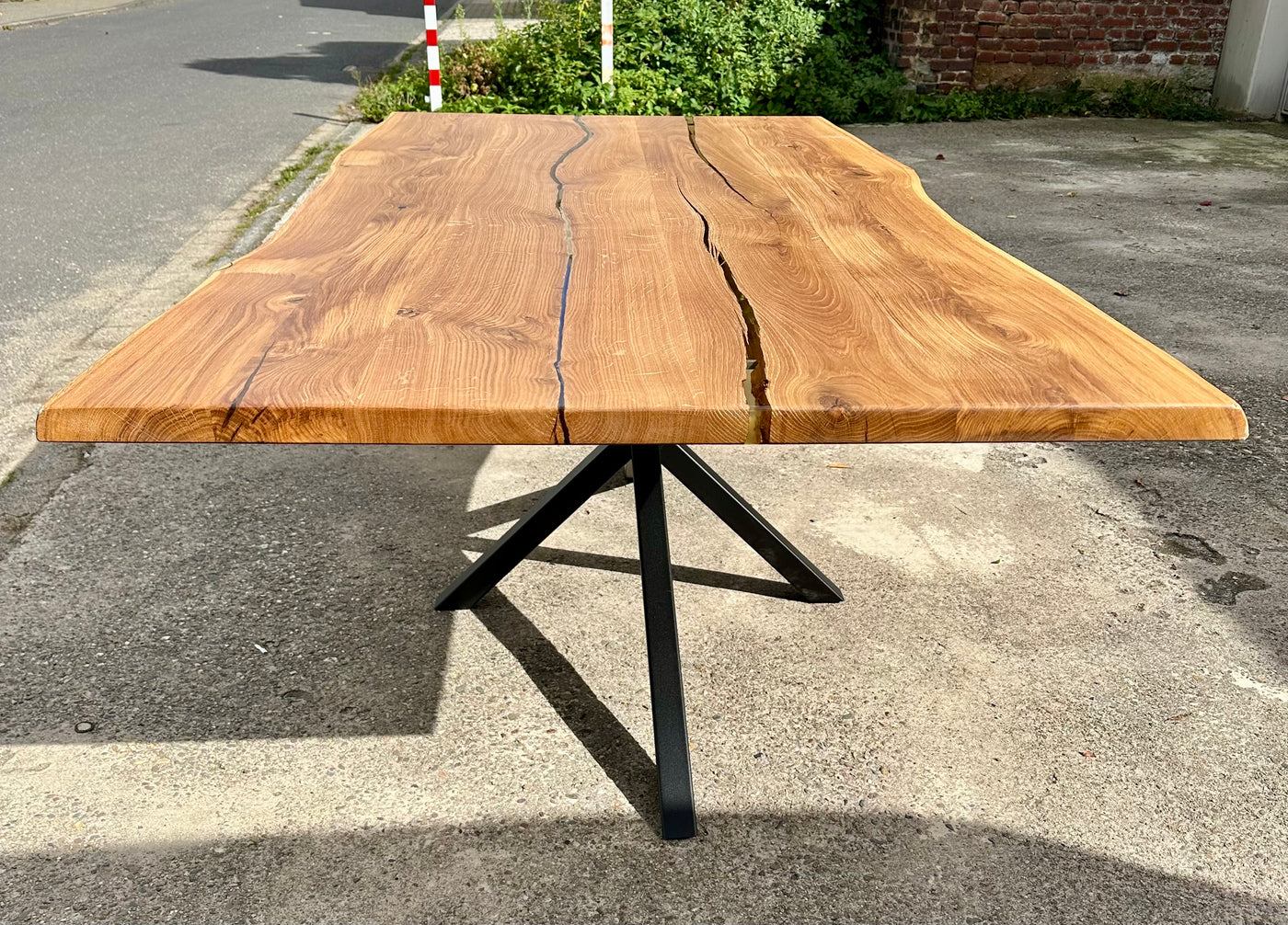 Epoxidharz Esstisch Lindlar Eiche massiv 220 cm Massivholz geölt mit Spider Metall Gestell schwarz