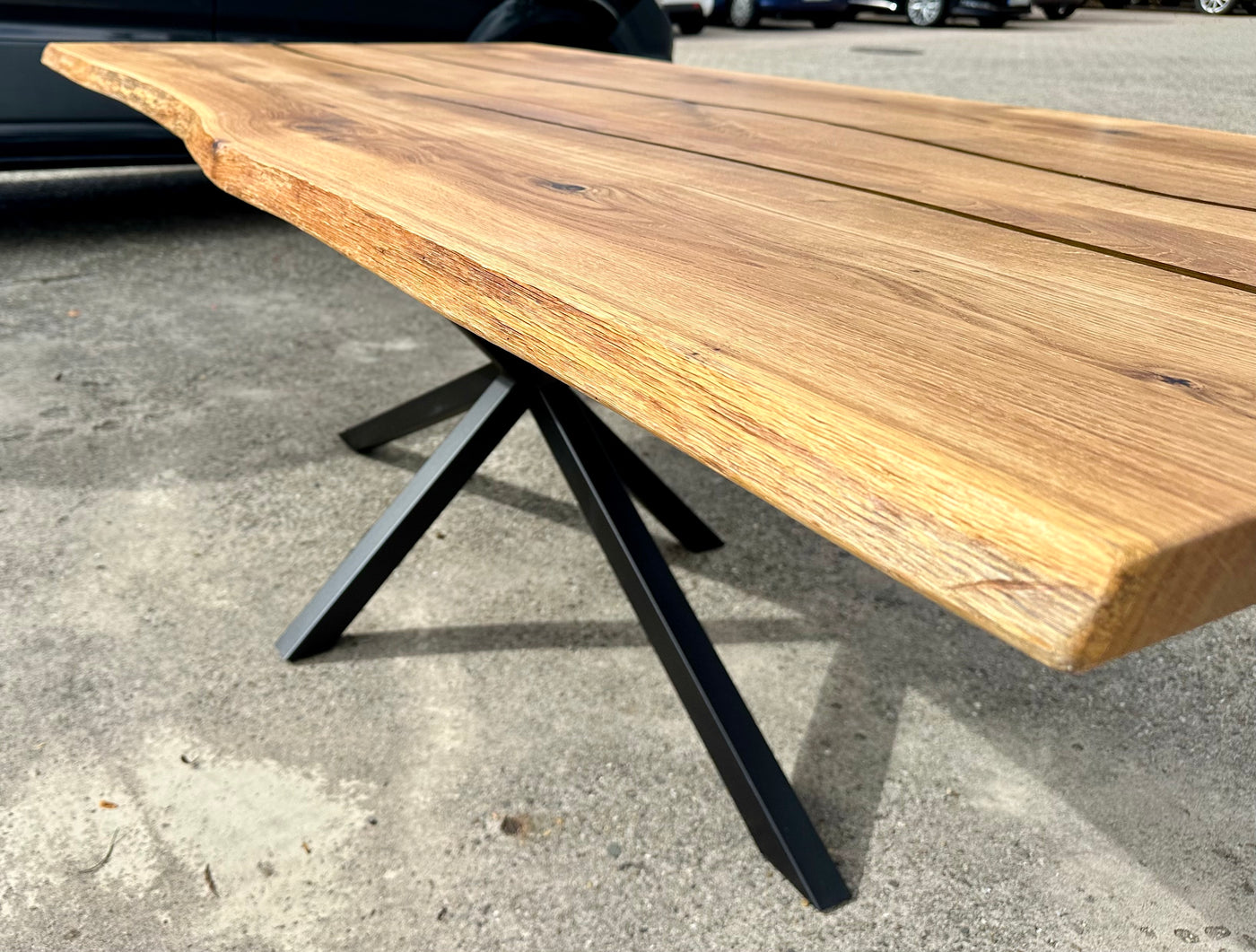 Epoxidharz Esstisch Lindlar Eiche massiv 220 cm Massivholz geölt mit Spider Metall Gestell schwarz