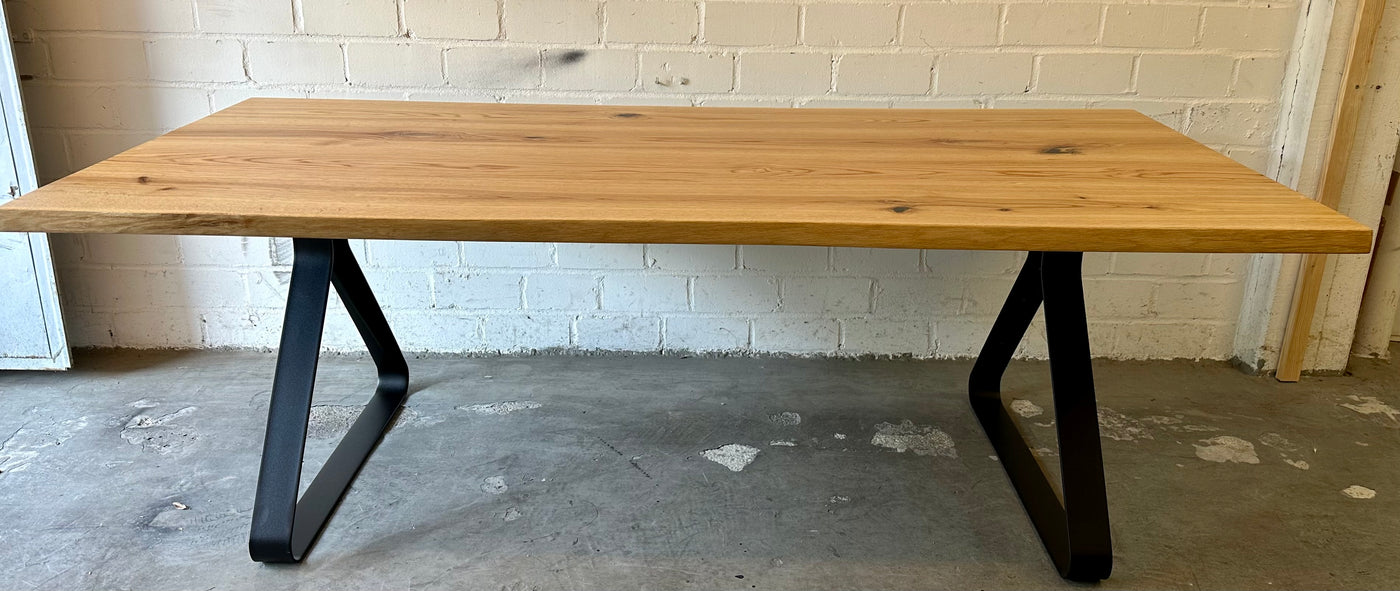 Baumkante Esstisch Eiche lackiert 220 cm mit Metall Gestell Set schwarz