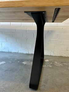 Baumkante Esstisch Eiche lackiert 220 cm mit Metall Gestell Set schwarz