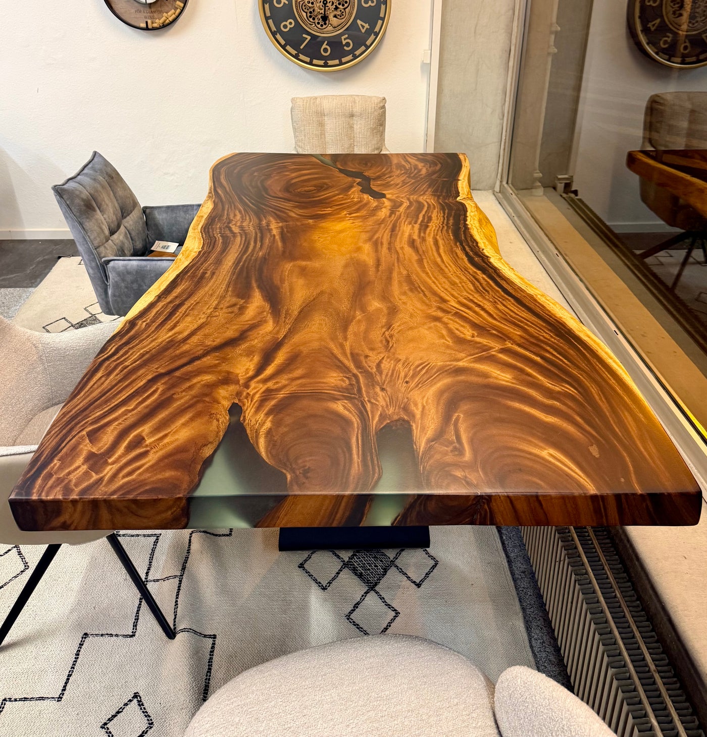 Mammut Baumstamm Esstisch Suar Türkis Epoxy 210 lang und 8 cm massiv mit Diamant Metall Gestell