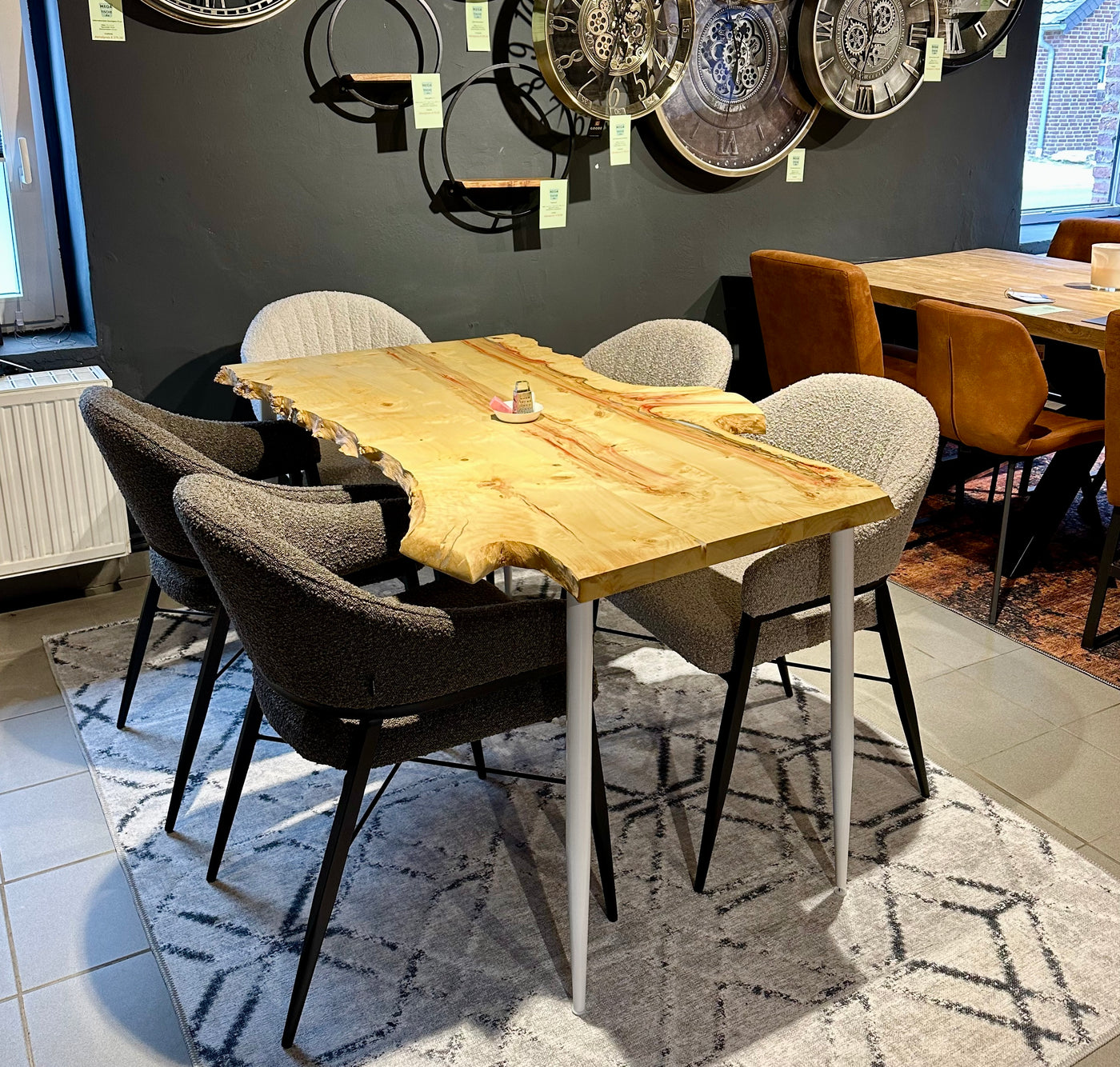 Pièce unique bord naturel table à manger frêne noble laqué 140 cm avec piètement blanc