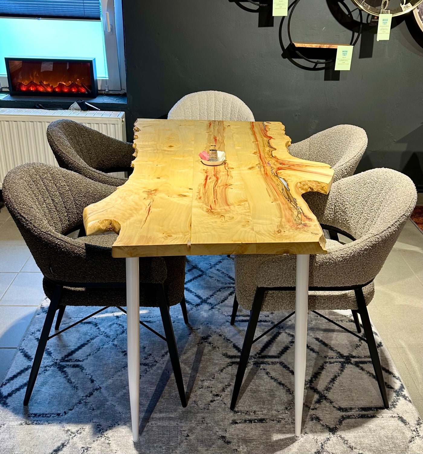 Pièce unique bord naturel table à manger frêne noble laqué 140 cm avec piètement blanc