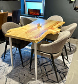 Pièce unique bord naturel table à manger frêne noble laqué 140 cm avec piètement blanc