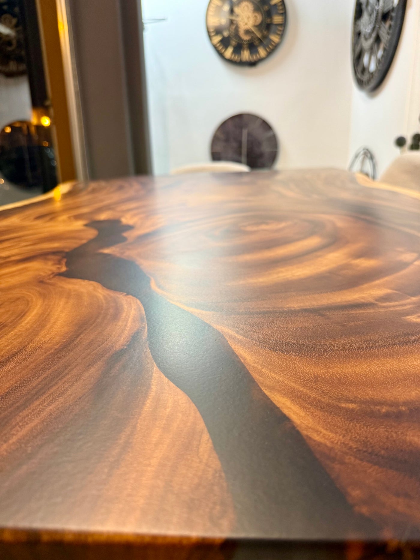 Mammut Baumstamm Esstisch Suar Türkis Epoxy 210 lang und 8 cm massiv mit Diamant Metall Gestell