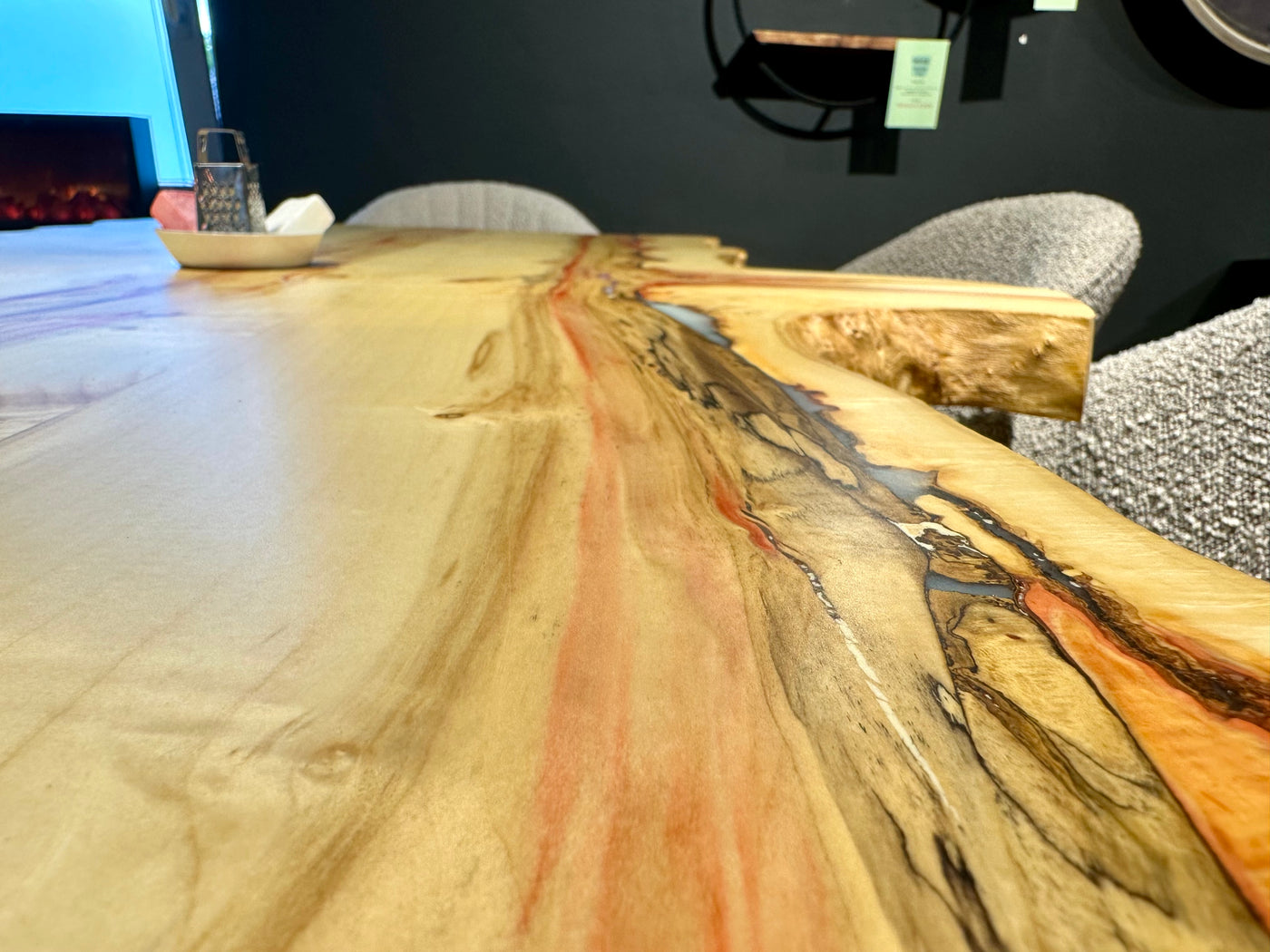 Pièce unique bord naturel table à manger frêne noble laqué 140 cm avec piètement blanc