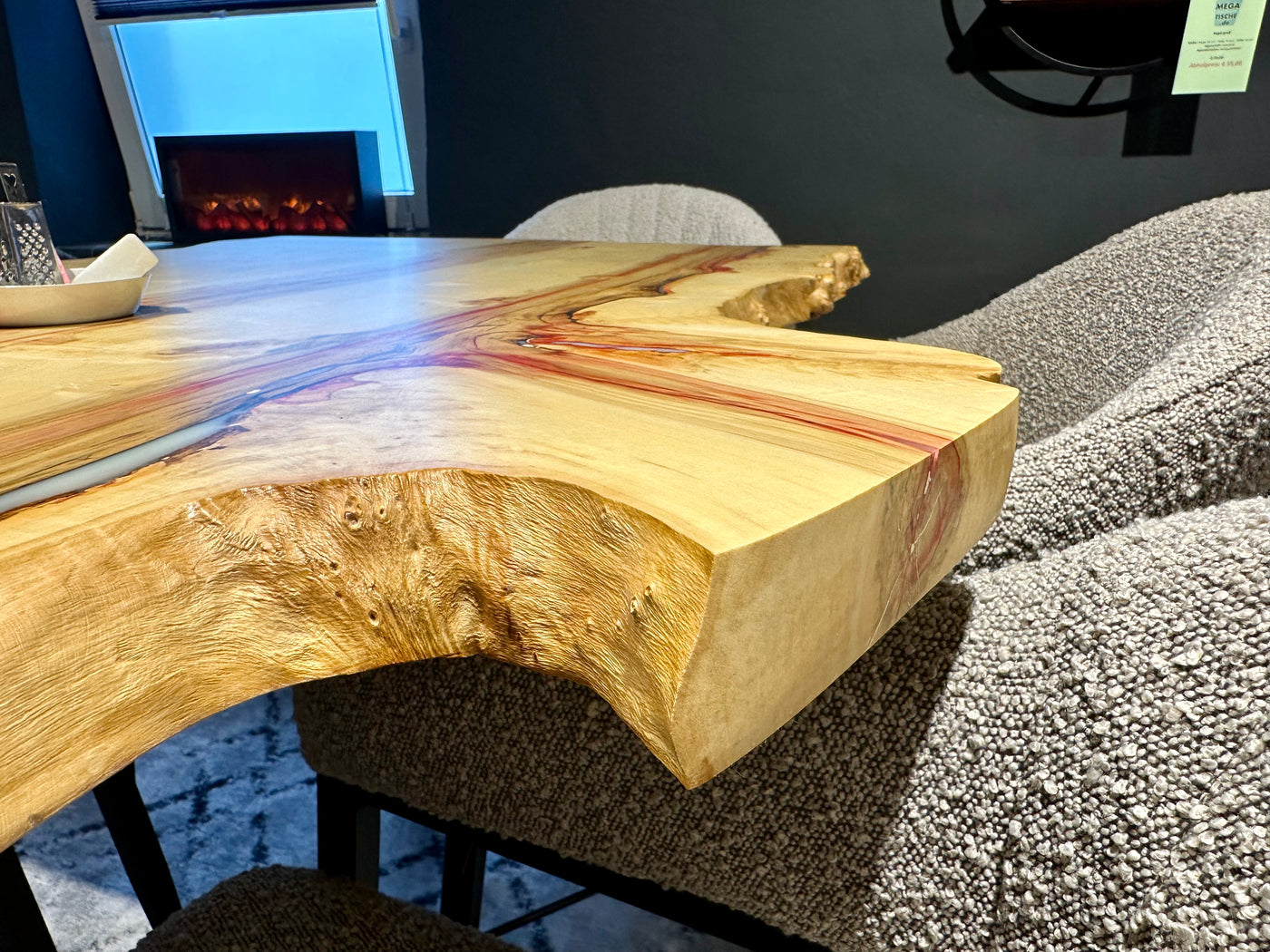 Pièce unique bord naturel table à manger frêne noble laqué 140 cm avec piètement blanc