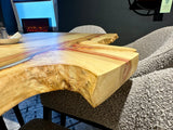 Pièce unique bord naturel table à manger frêne noble laqué 140 cm avec piètement blanc