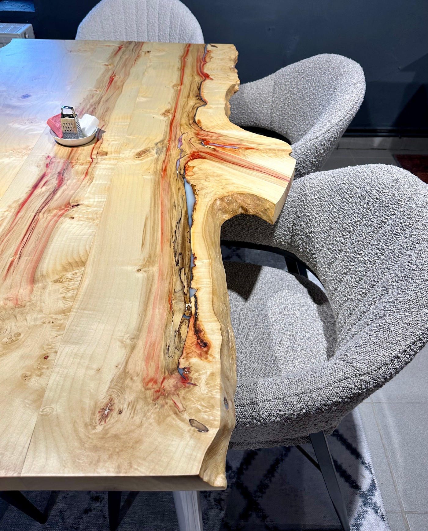 Pièce unique bord naturel table à manger frêne noble laqué 140 cm avec piètement blanc