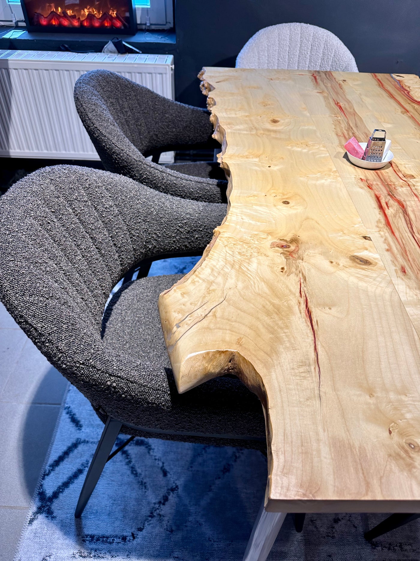 Pièce unique bord naturel table à manger frêne noble laqué 140 cm avec piètement blanc