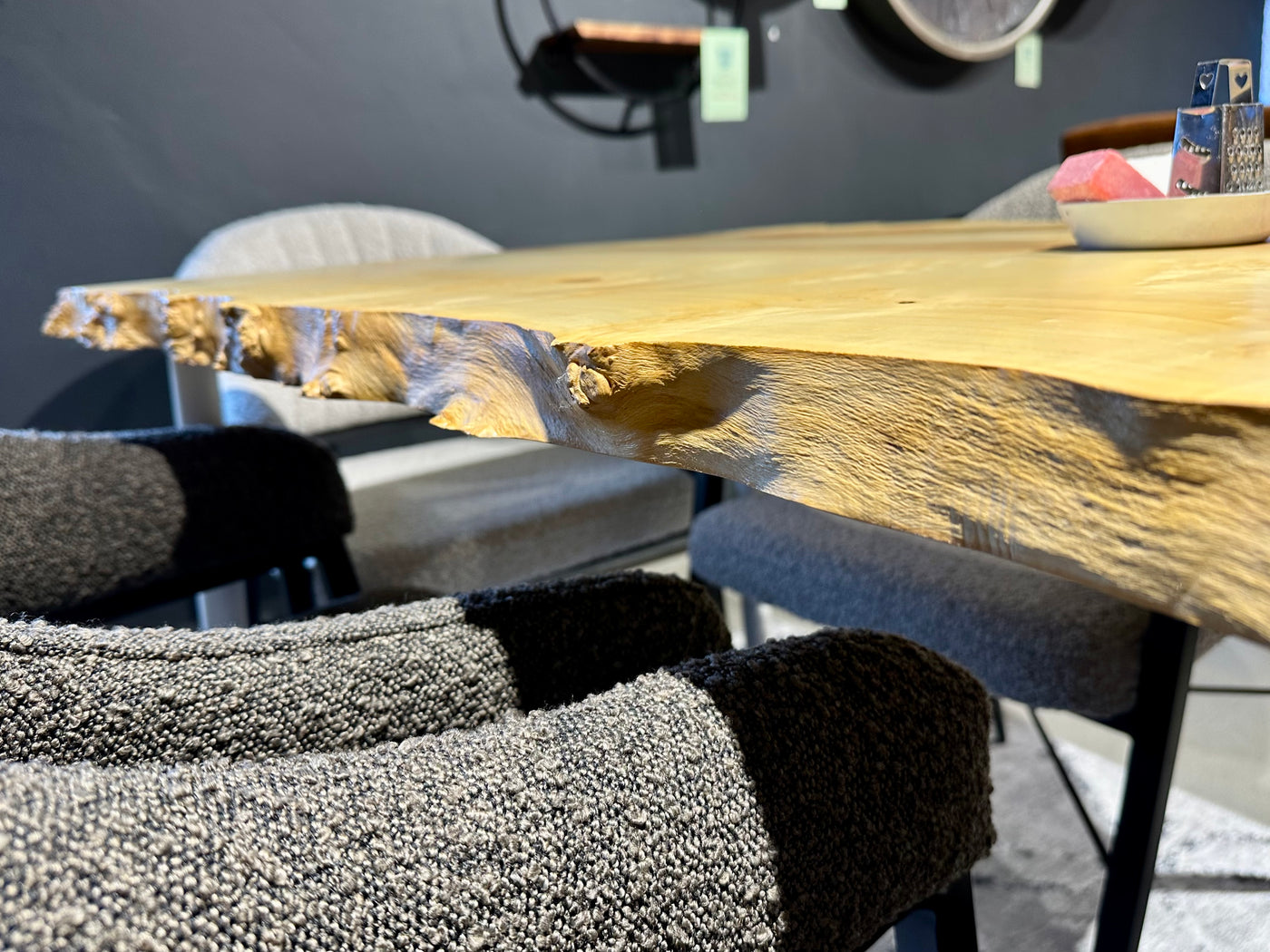 Pièce unique bord naturel table à manger frêne noble laqué 140 cm avec piètement blanc