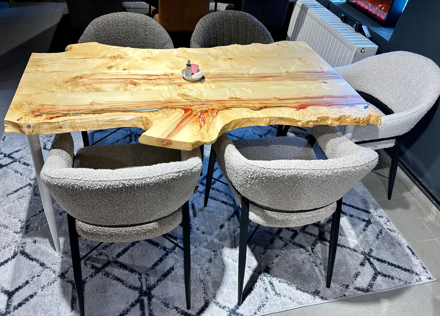 Pièce unique bord naturel table à manger frêne noble laqué 140 cm avec piètement blanc