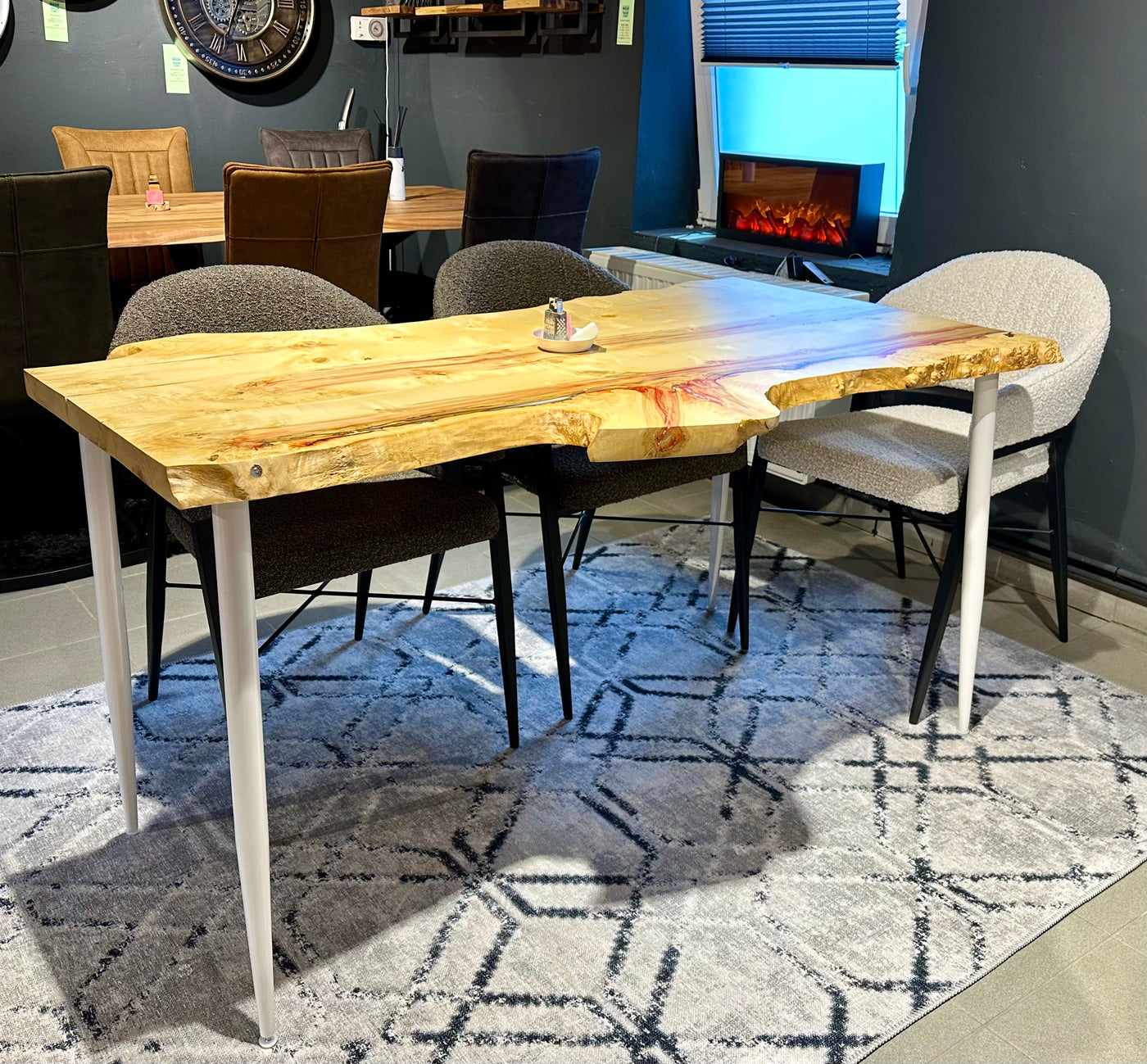 Pièce unique bord naturel table à manger frêne noble laqué 140 cm avec piètement blanc