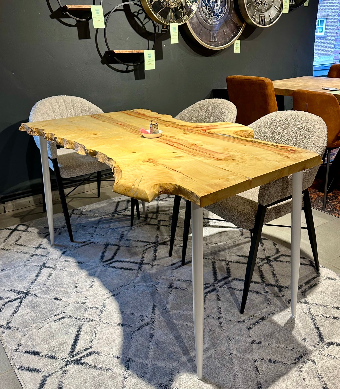 Pièce unique bord naturel table à manger frêne noble laqué 140 cm avec piètement blanc