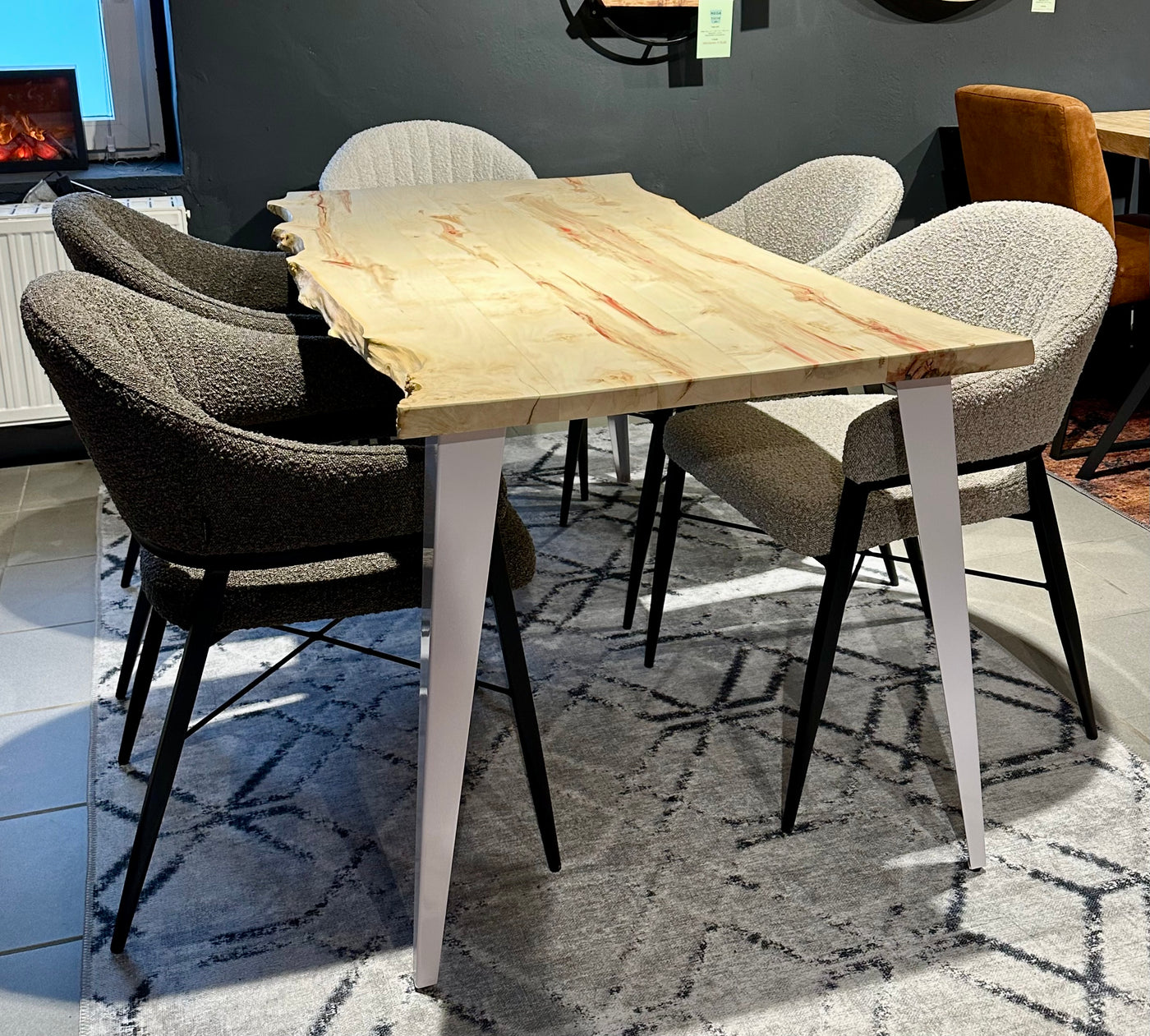 Pièce unique Table de salle à manger à bord naturel Bro en érable verni 140 cm avec pieds en set blanc