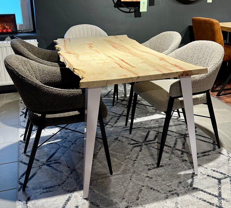 Pièce unique Table de salle à manger à bord naturel Bro en érable verni 140 cm avec pieds en set blanc