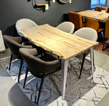 Pièce unique Table de salle à manger à bord naturel Bro en érable verni 140 cm avec pieds en set blanc