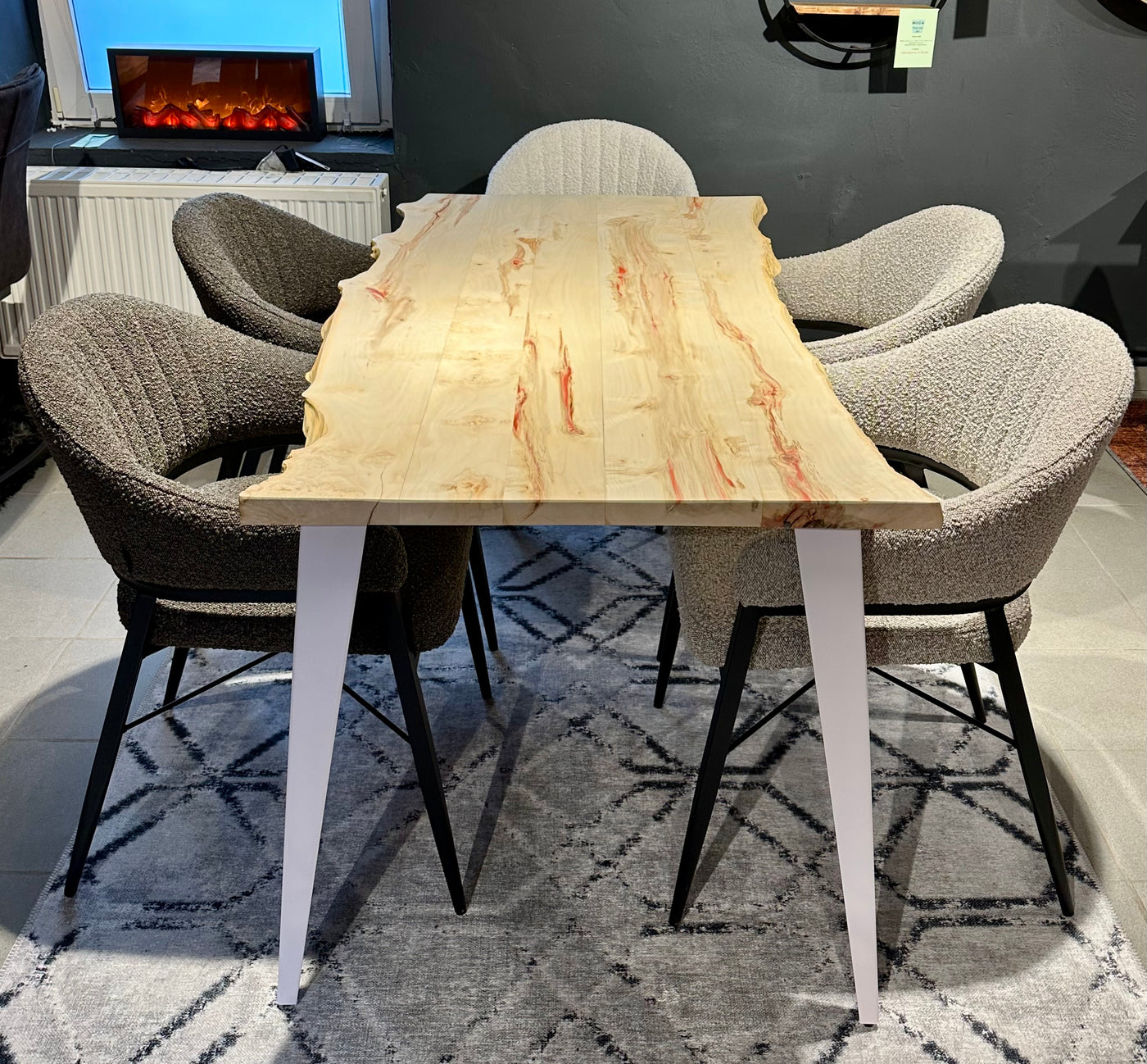 Pièce unique Table de salle à manger à bord naturel Bro en érable verni 140 cm avec pieds en set blanc