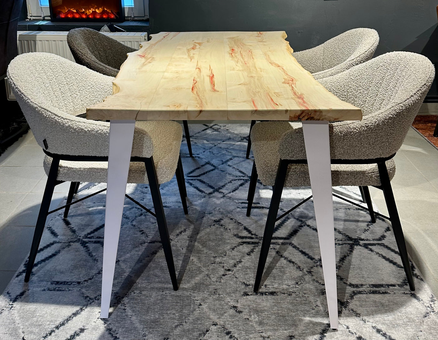 Pièce unique Table de salle à manger à bord naturel Bro en érable verni 140 cm avec pieds en set blanc