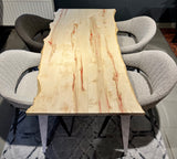 Pièce unique Table de salle à manger à bord naturel Bro en érable verni 140 cm avec pieds en set blanc