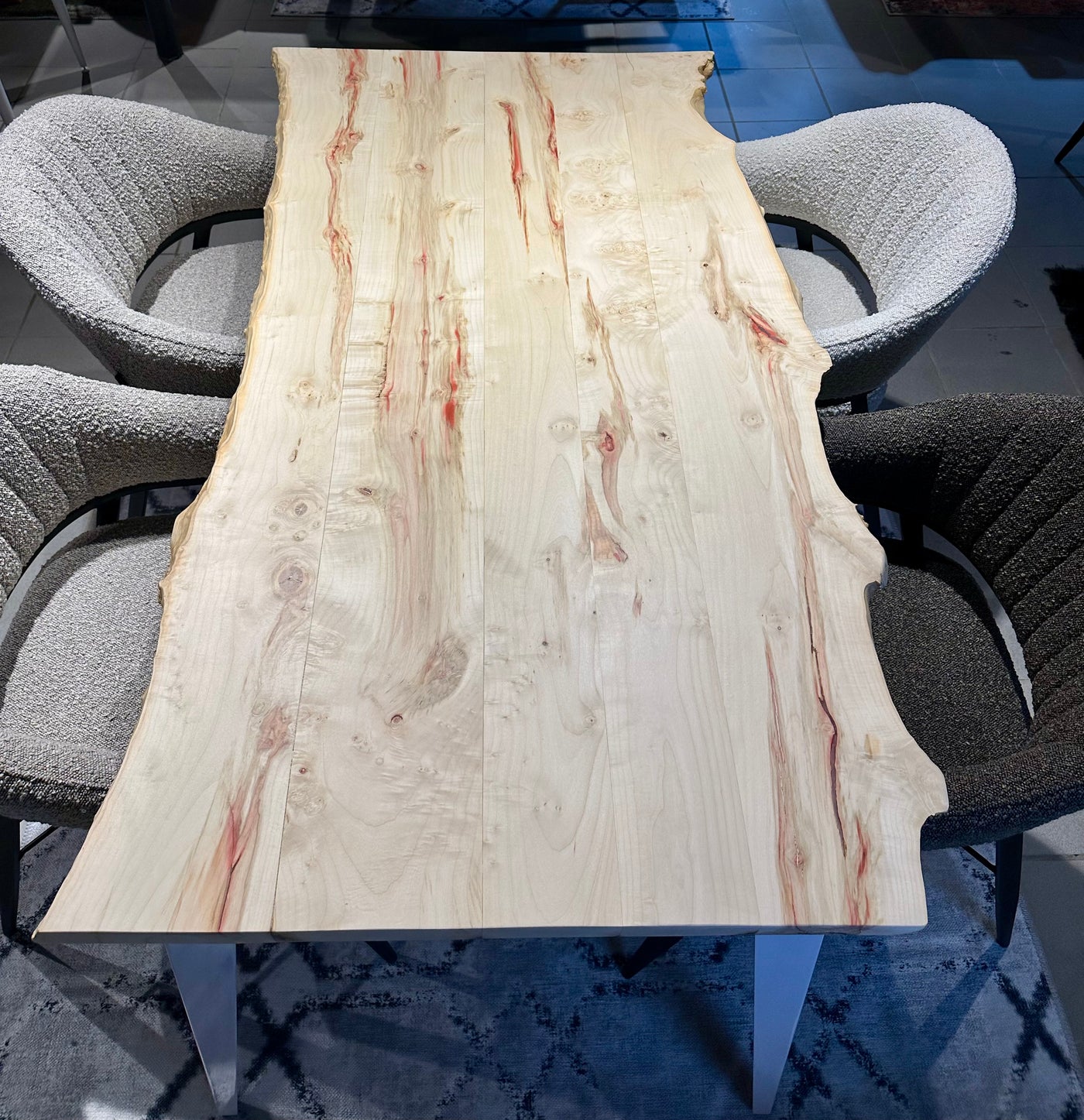 Pièce unique Table de salle à manger à bord naturel Bro en érable verni 140 cm avec pieds en set blanc