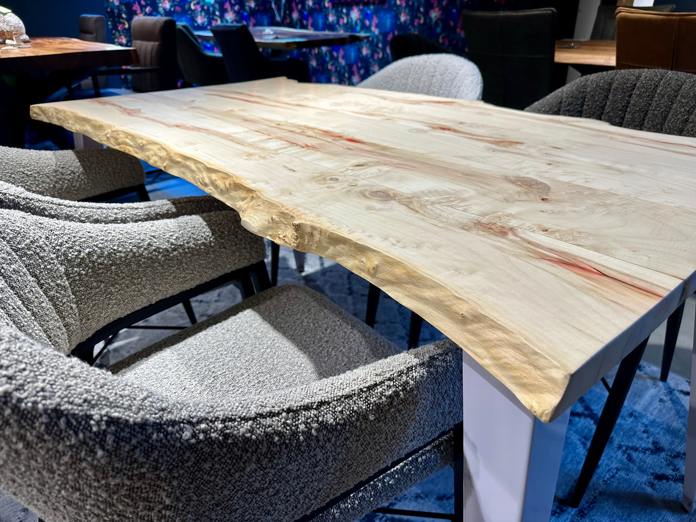 Pièce unique Table de salle à manger à bord naturel Bro en érable verni 140 cm avec pieds en set blanc