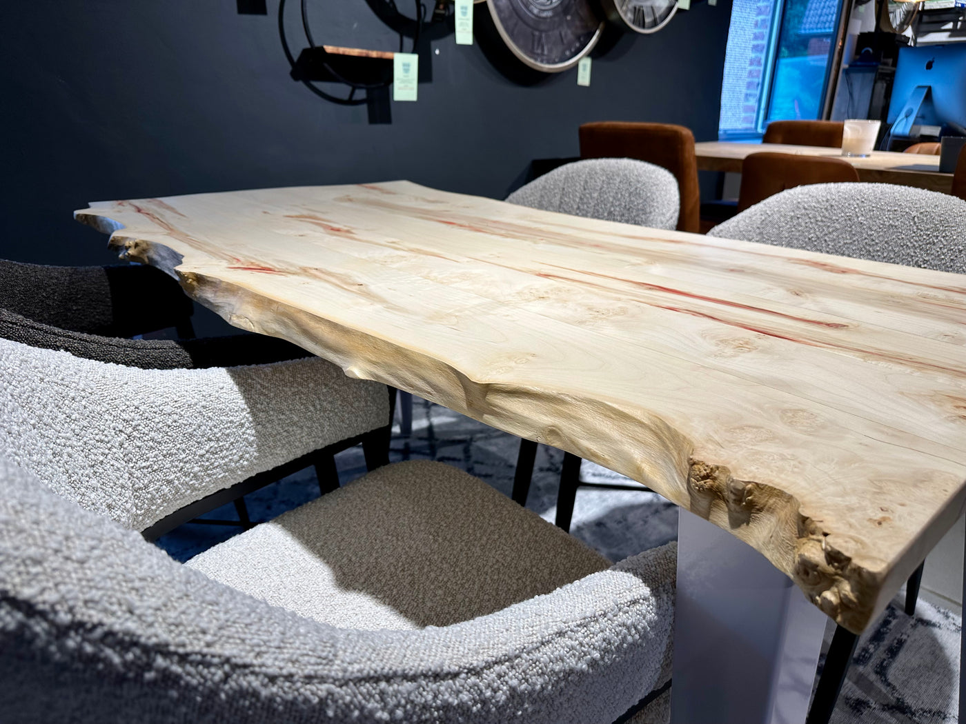 Pièce unique Table de salle à manger à bord naturel Bro en érable verni 140 cm avec pieds en set blanc