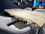 Pièce unique Table de salle à manger à bord naturel Bro en érable verni 140 cm avec pieds en set blanc