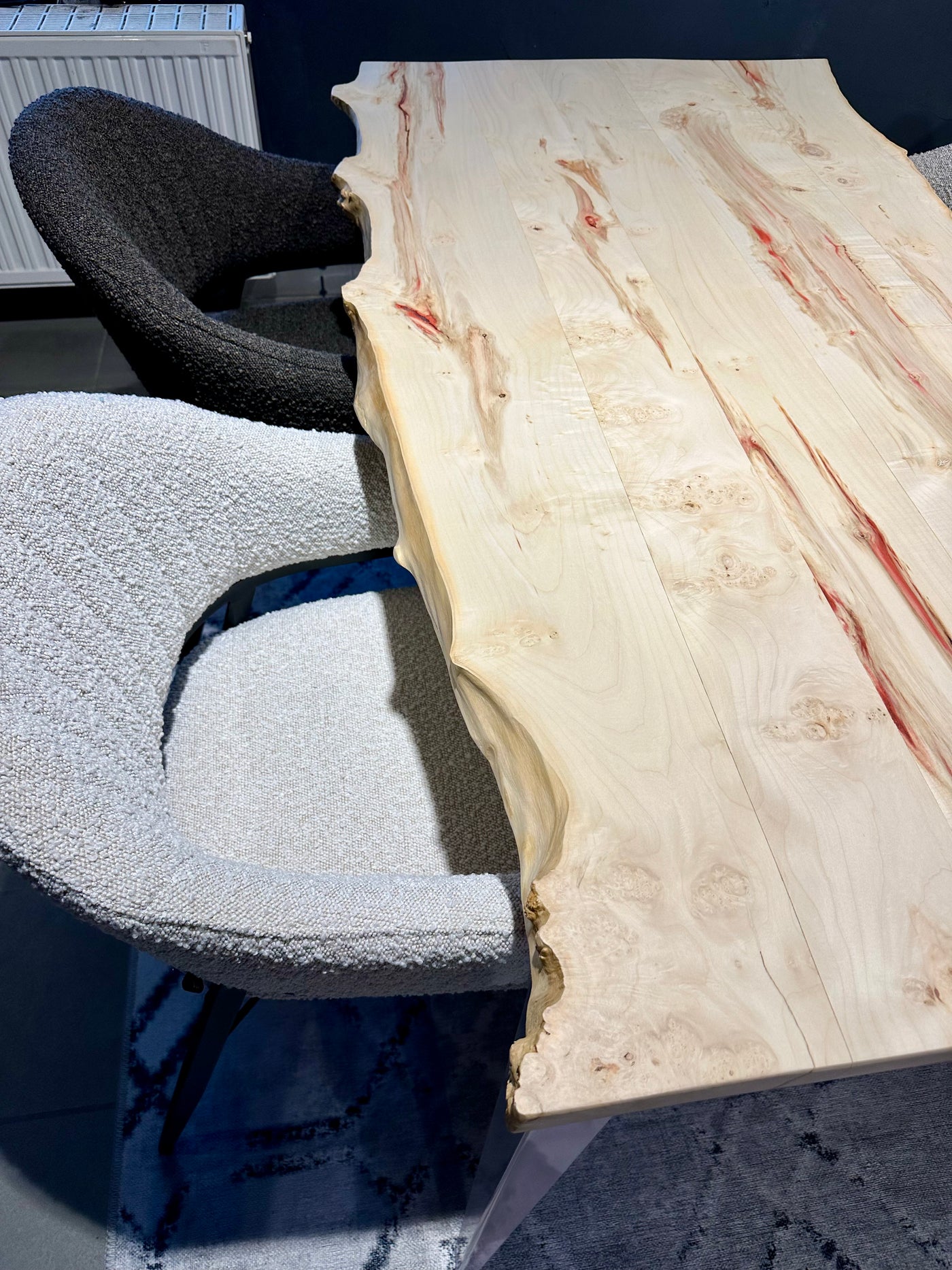 Pièce unique Table de salle à manger à bord naturel Bro en érable verni 140 cm avec pieds en set blanc