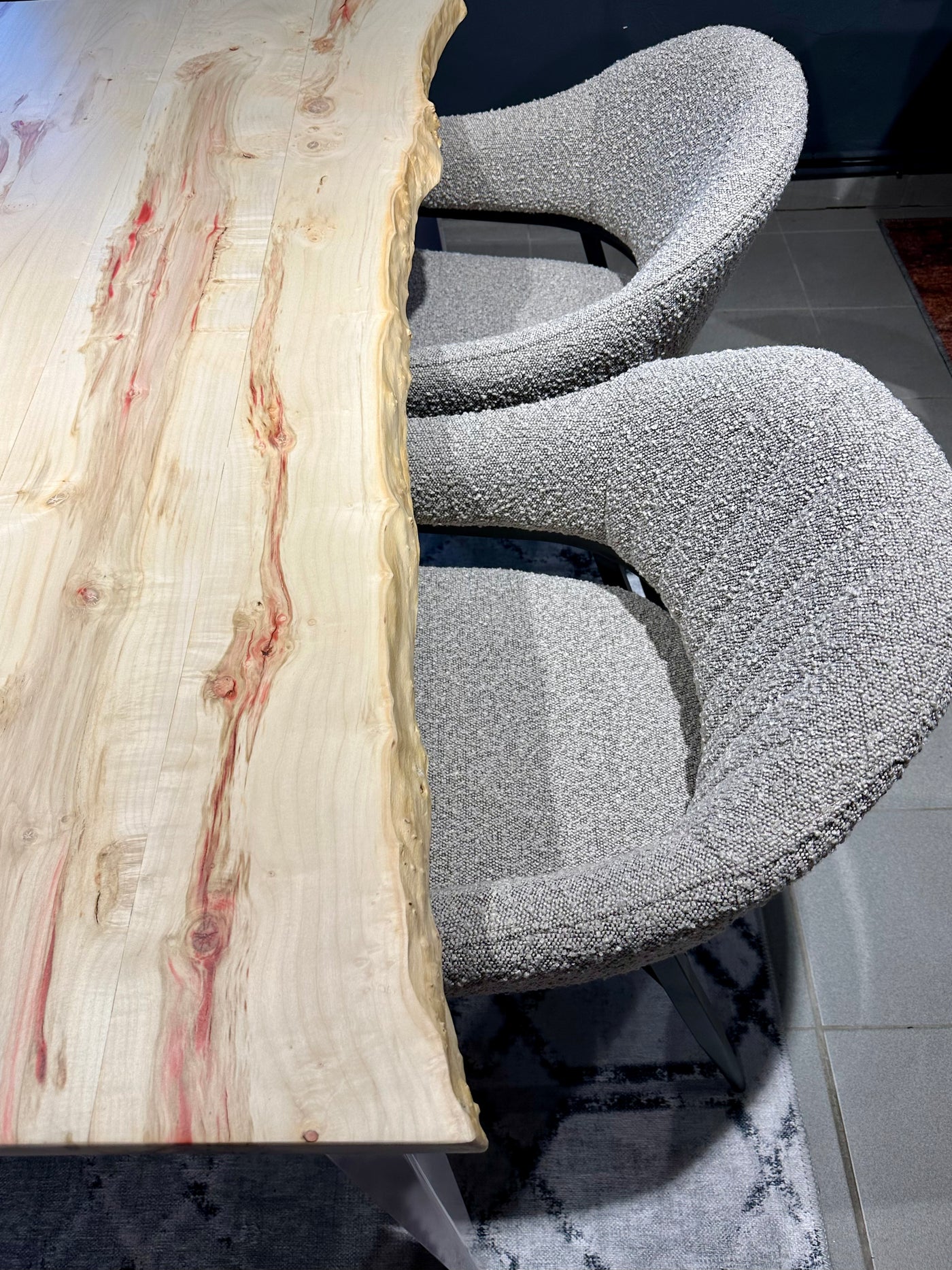 Pièce unique Table de salle à manger à bord naturel Bro en érable verni 140 cm avec pieds en set blanc