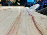 Pièce unique Table de salle à manger à bord naturel Bro en érable verni 140 cm avec pieds en set blanc