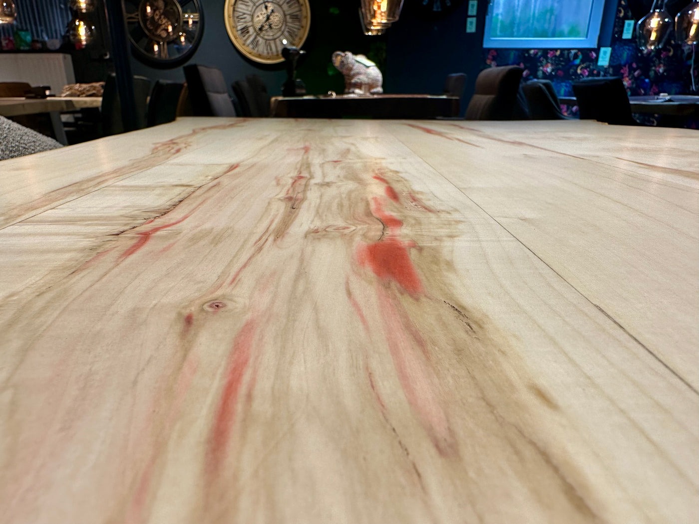 Pièce unique Table de salle à manger à bord naturel Bro en érable verni 140 cm avec pieds en set blanc