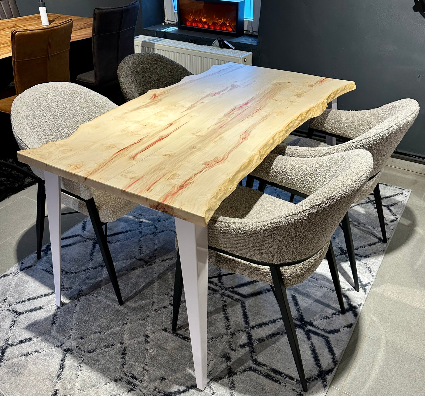 Pièce unique Table de salle à manger à bord naturel Bro en érable verni 140 cm avec pieds en set blanc