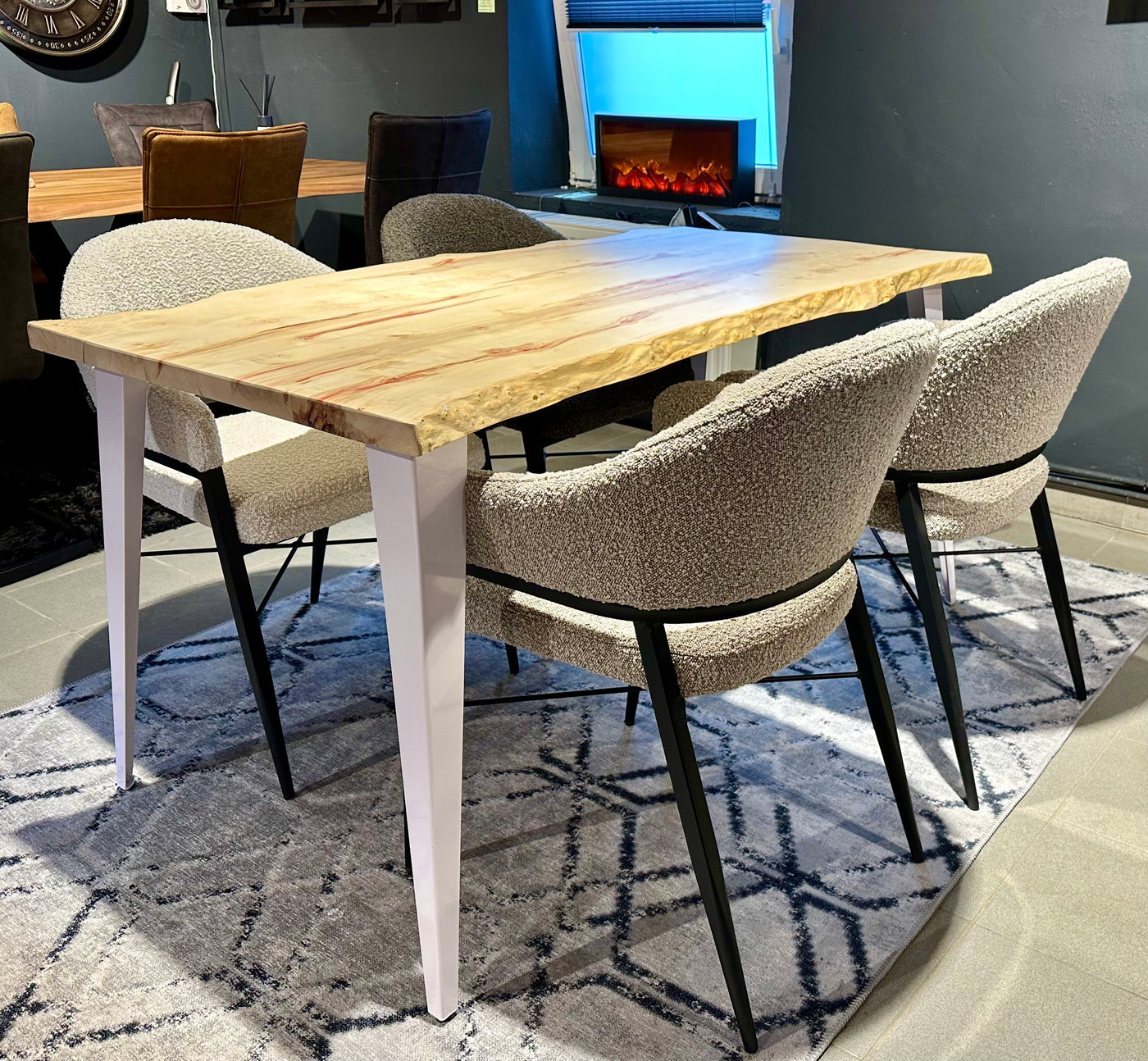 Pièce unique Table de salle à manger à bord naturel Bro en érable verni 140 cm avec pieds en set blanc