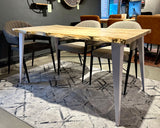 Pièce unique Table de salle à manger à bord naturel Bro en érable verni 140 cm avec pieds en set blanc