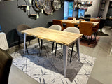 Pièce unique Table de salle à manger à bord naturel Bro en érable verni 140 cm avec pieds en set blanc