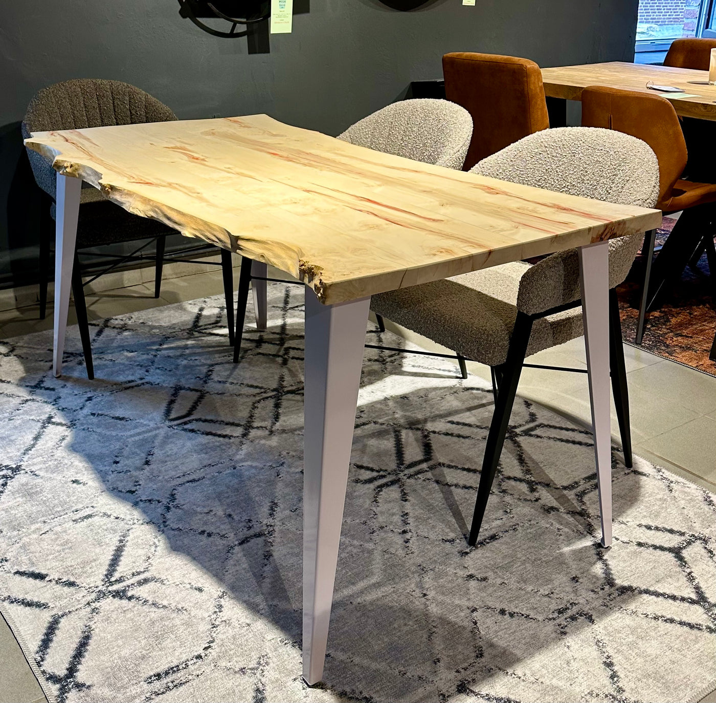 Pièce unique Table de salle à manger à bord naturel Bro en érable verni 140 cm avec pieds en set blanc