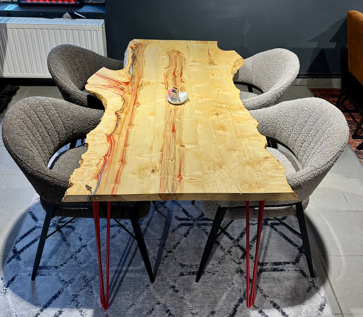 Einzelstück Baumkante Second Bro Esstisch Edelesche lackiert 140 cm mit Gestell Rot