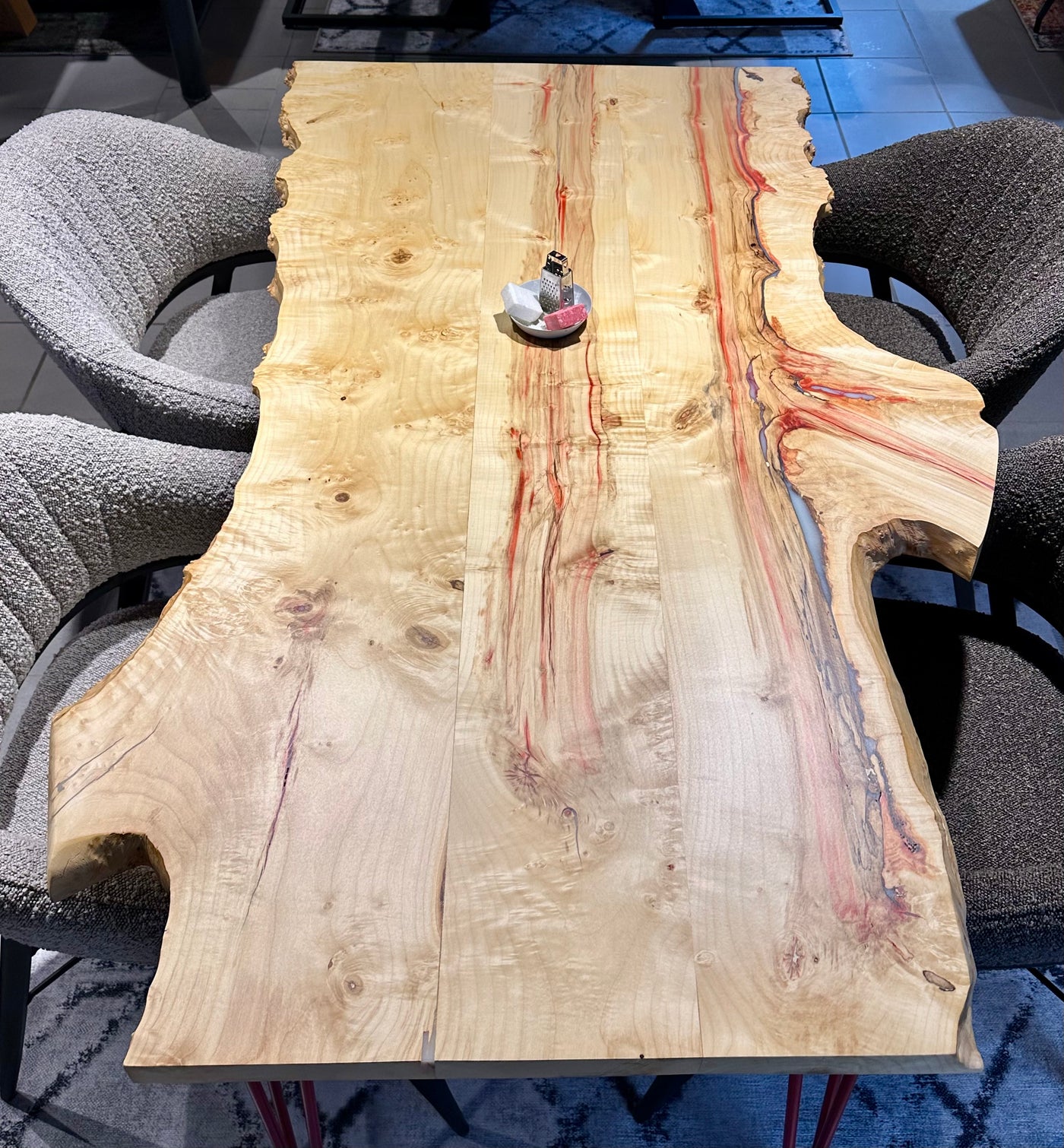 Einzelstück Baumkante Second Bro Esstisch Edelesche lackiert 140 cm mit Gestell Rot