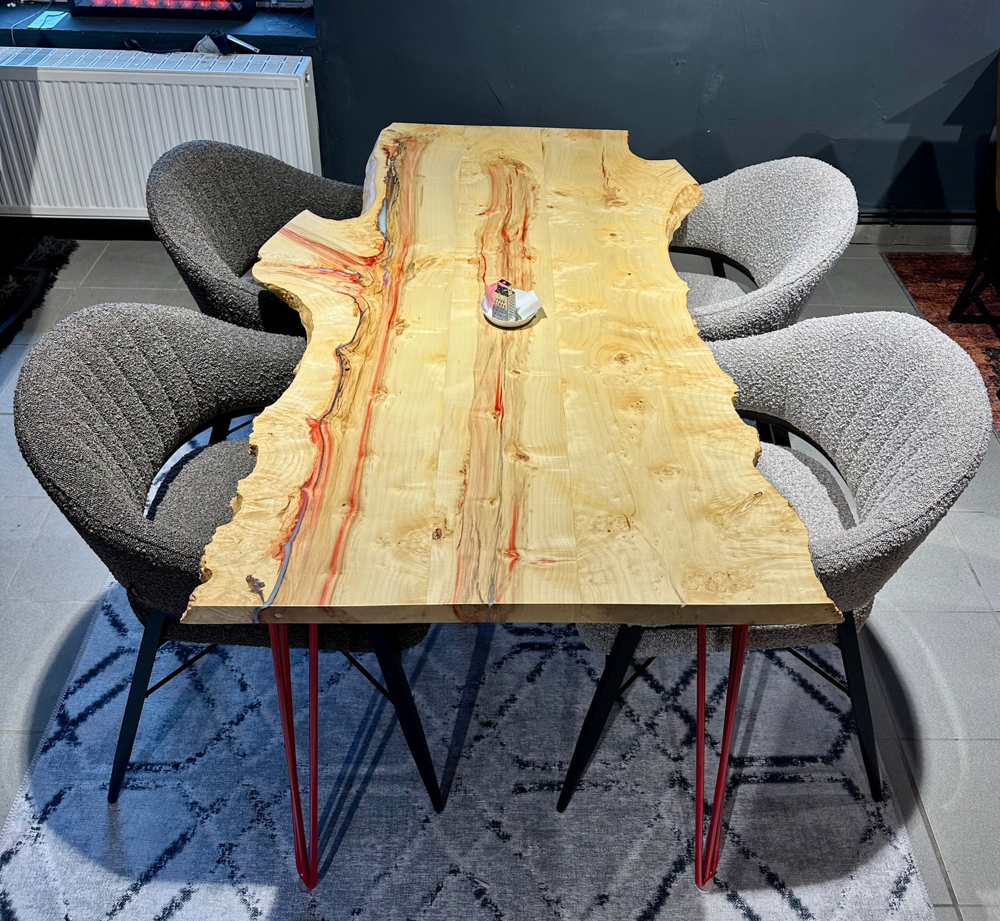 Einzelstück Baumkante Second Bro Esstisch Edelesche lackiert 140 cm mit Gestell Rot
